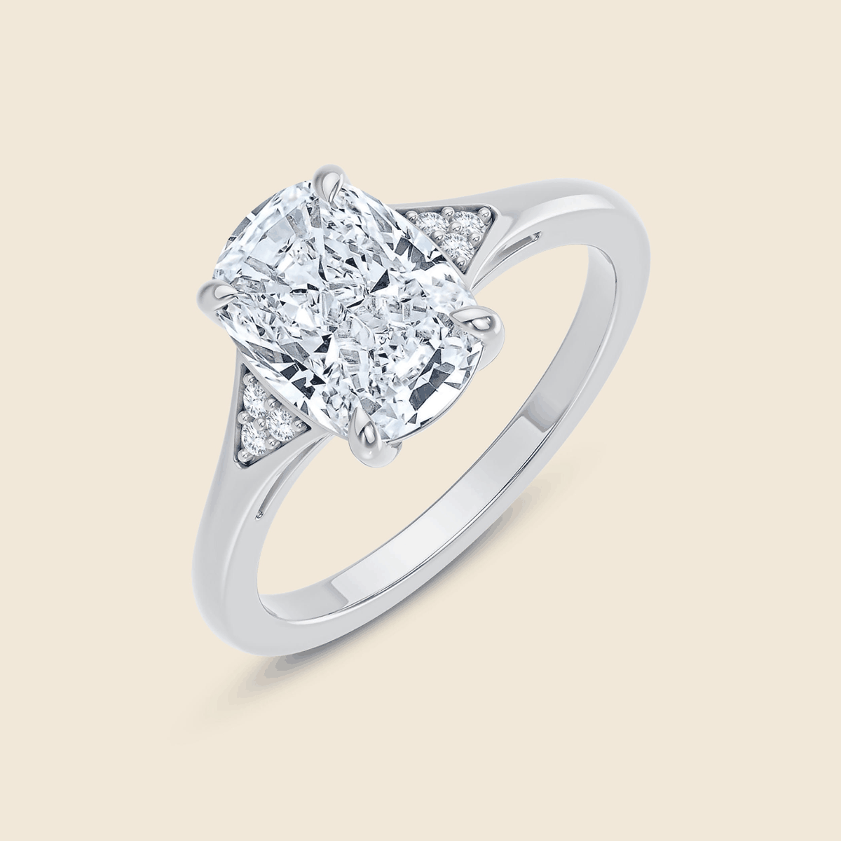 Verlobungsring aus Weissgold mit Lab Diamant im Elongated Cushion-Schliff und sechs runden Seitensteinen in Krappenfassung