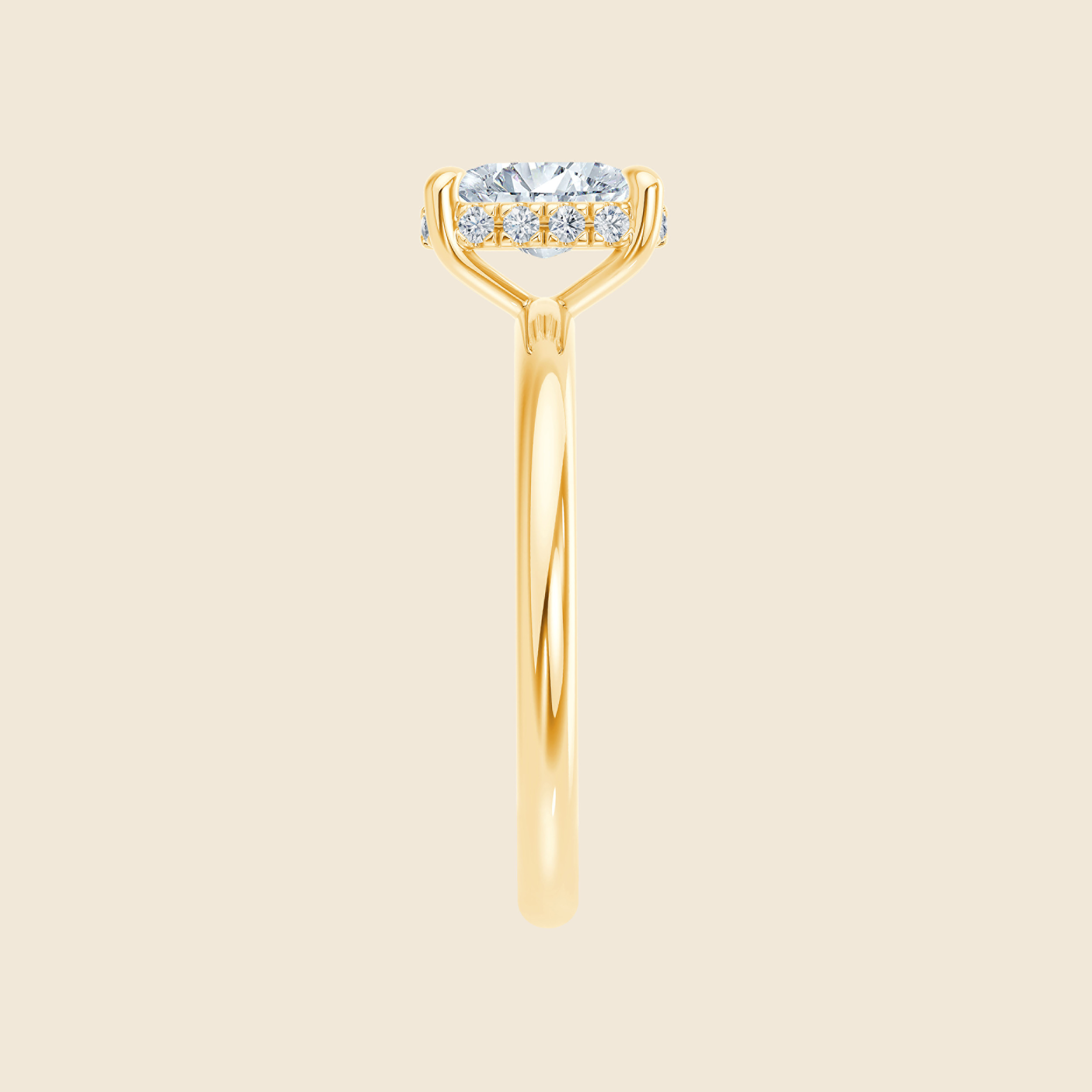 Verlobungsring aus Gelbgold mit Lab Diamant im Elongated Cushion-Schliff und Halo aus kleinen Diamanten, seitlich