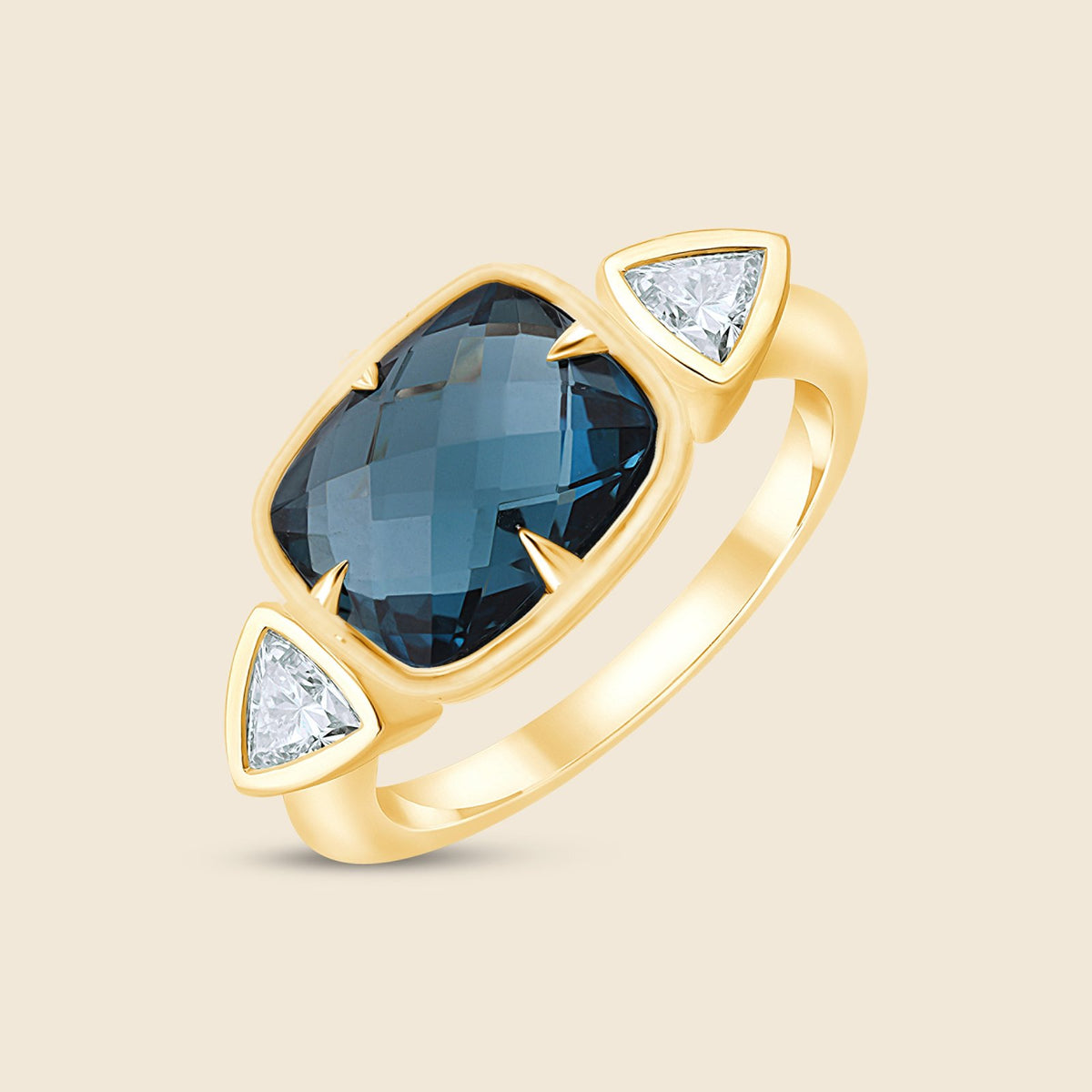 Gelbgoldener Ring mit London Blue Topas im Cushion-Schliff und zwei Trillion Lab Diamanten