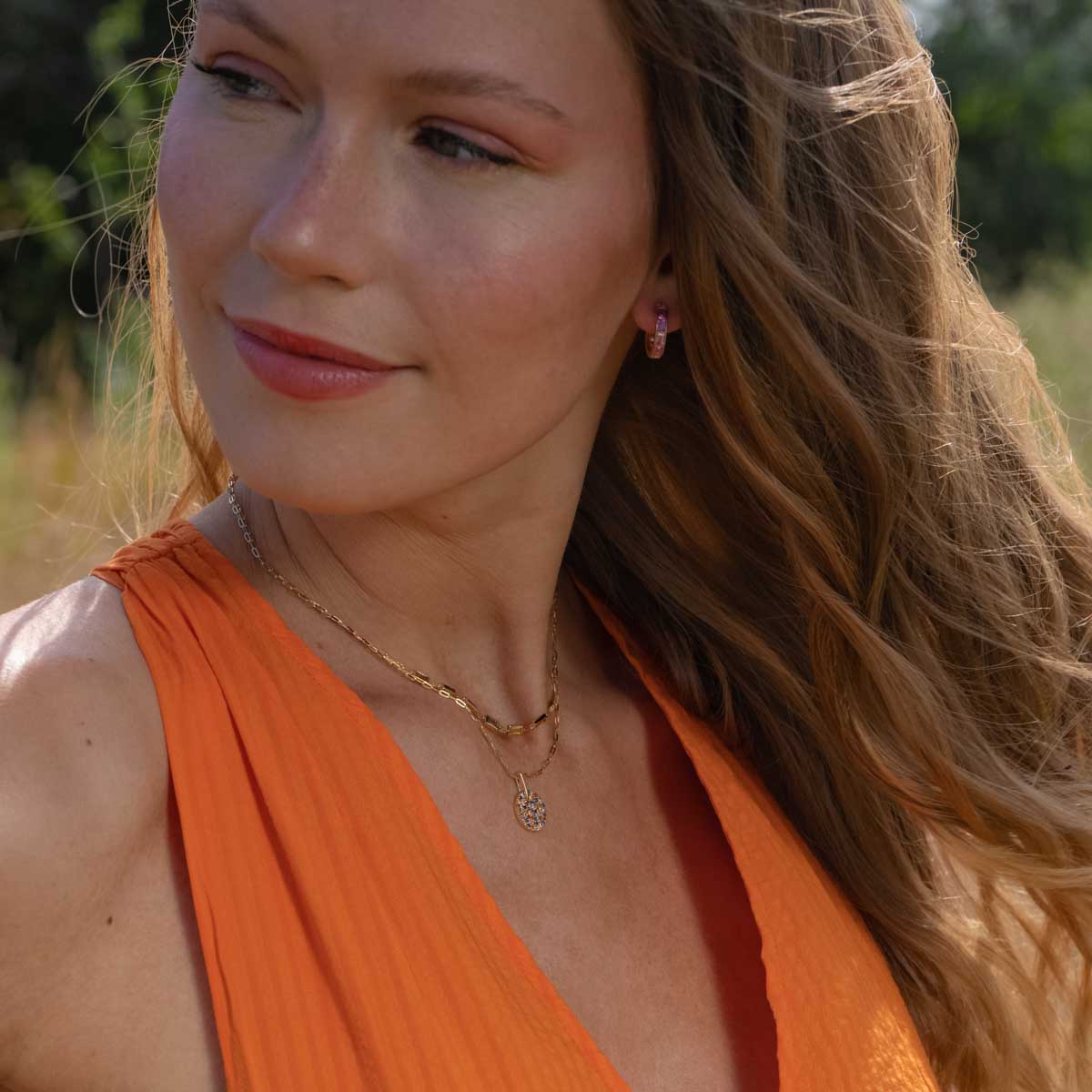 Model trägt die verspielte Kette am Hals