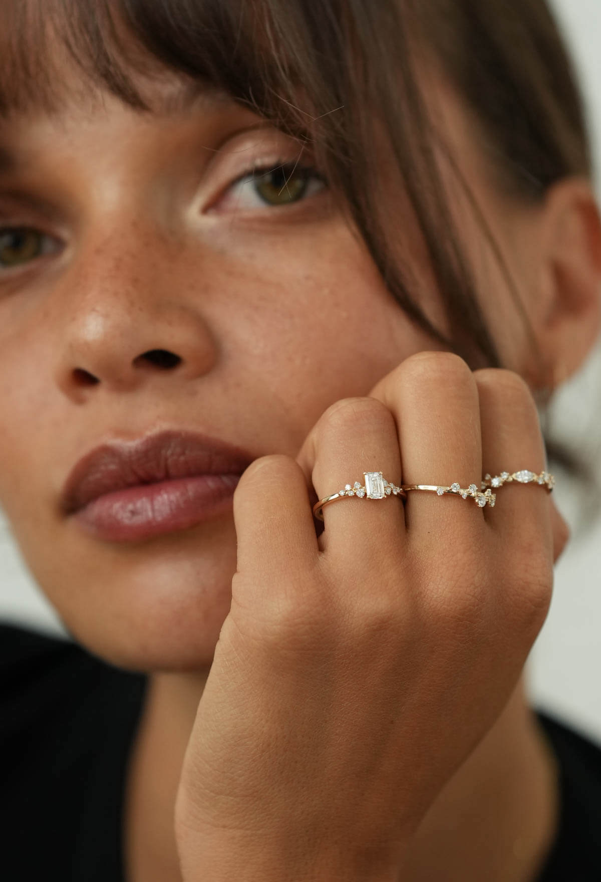 Model trägt schönen Verlobungsringen mit faszinierendem Design in Gelbgold und Labor-gezüchteten Diamanten