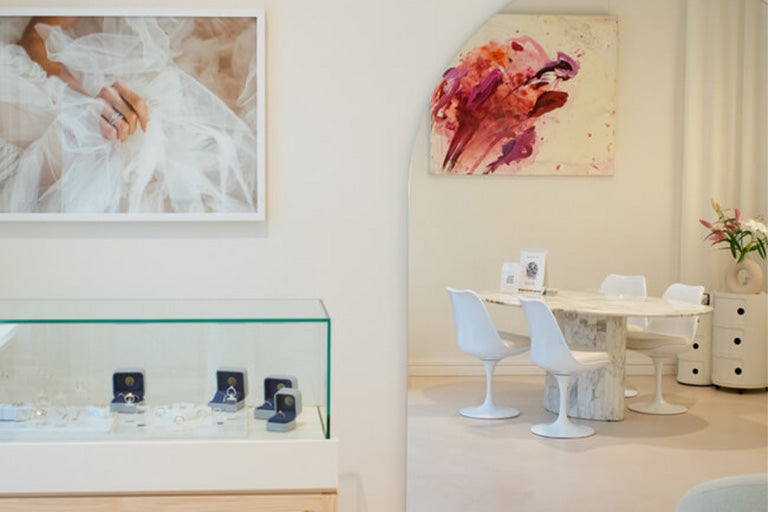 Büro und Vitrine mit Schmuckstücke
