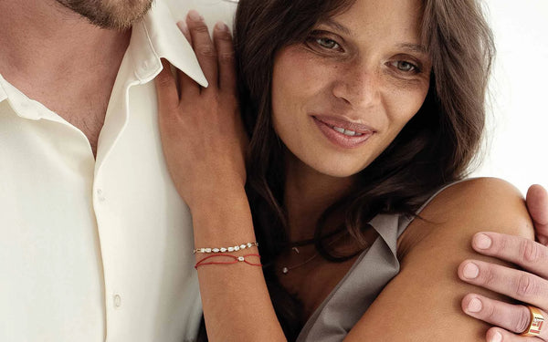 Frau trägt schönen Armbänder mit lab-kultivierten Diamanten und ein Mann trägt schönen Verlobungsring