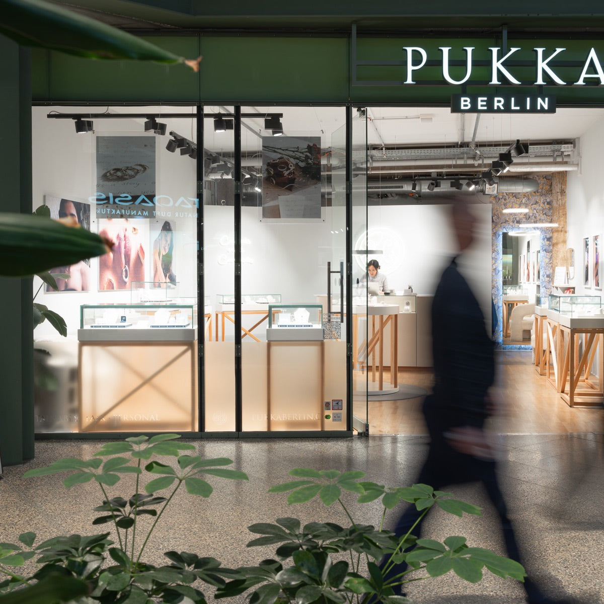 Ladenfront von Pukka Berlin im Bikini Berlin mit Schmuckvitrinen hinter der Glasfront
