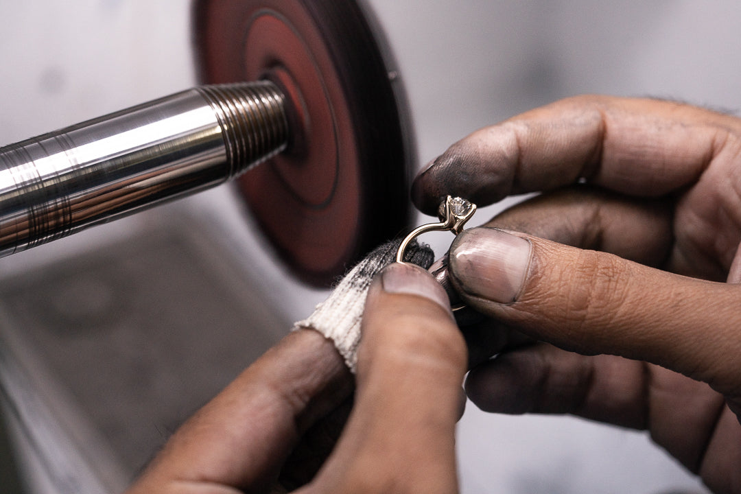 Ein Ring wird von Hand poliert
