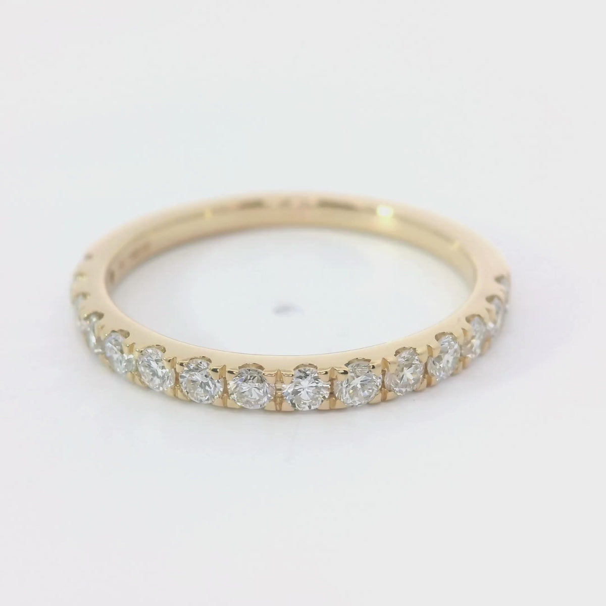 Video mit drehendem Ehering in Gelbgold besetzt mit feinen runden Labor Diamanten im Rundschliff