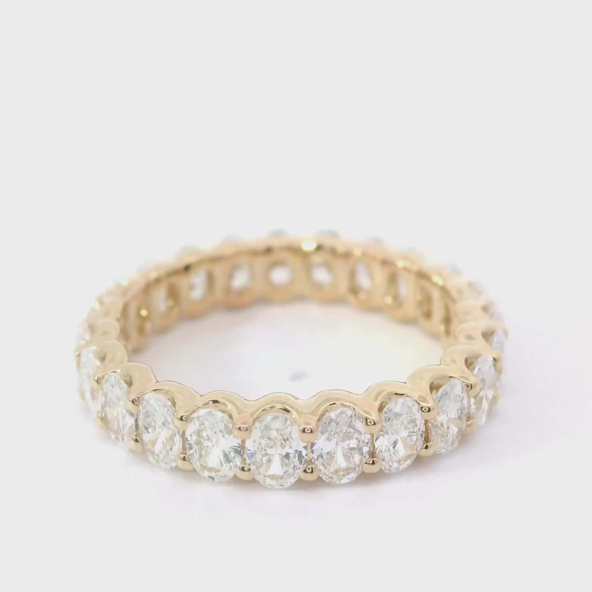 Video von Ehering der sich dreht. Eternity Band in Gelbgold mit ovalen Labor Diamanten