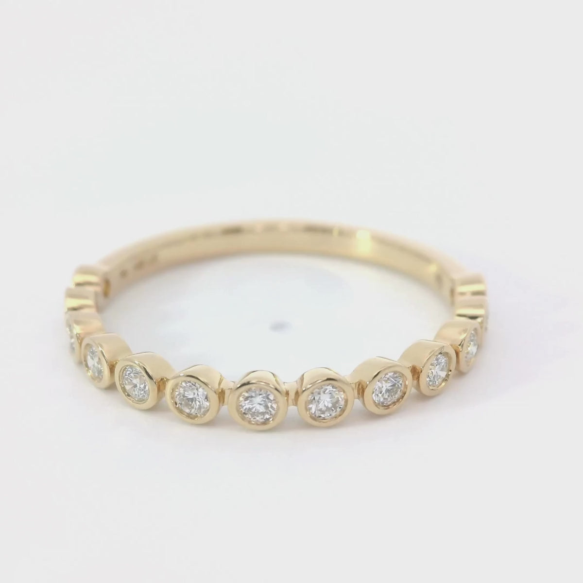 drehendes Video von gelbgoldenem Ehering mit runden Labor Diamanten in Bezelfassung