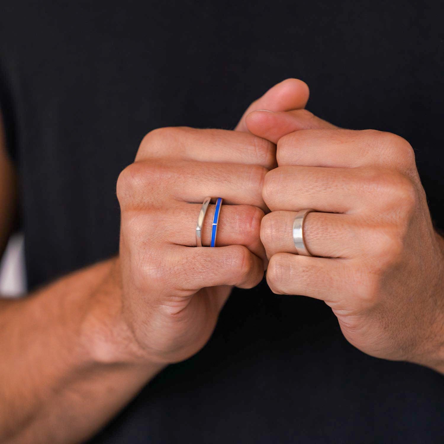 Model trägt zwei schlichte, quadratische Ringe mit Silber Fassung