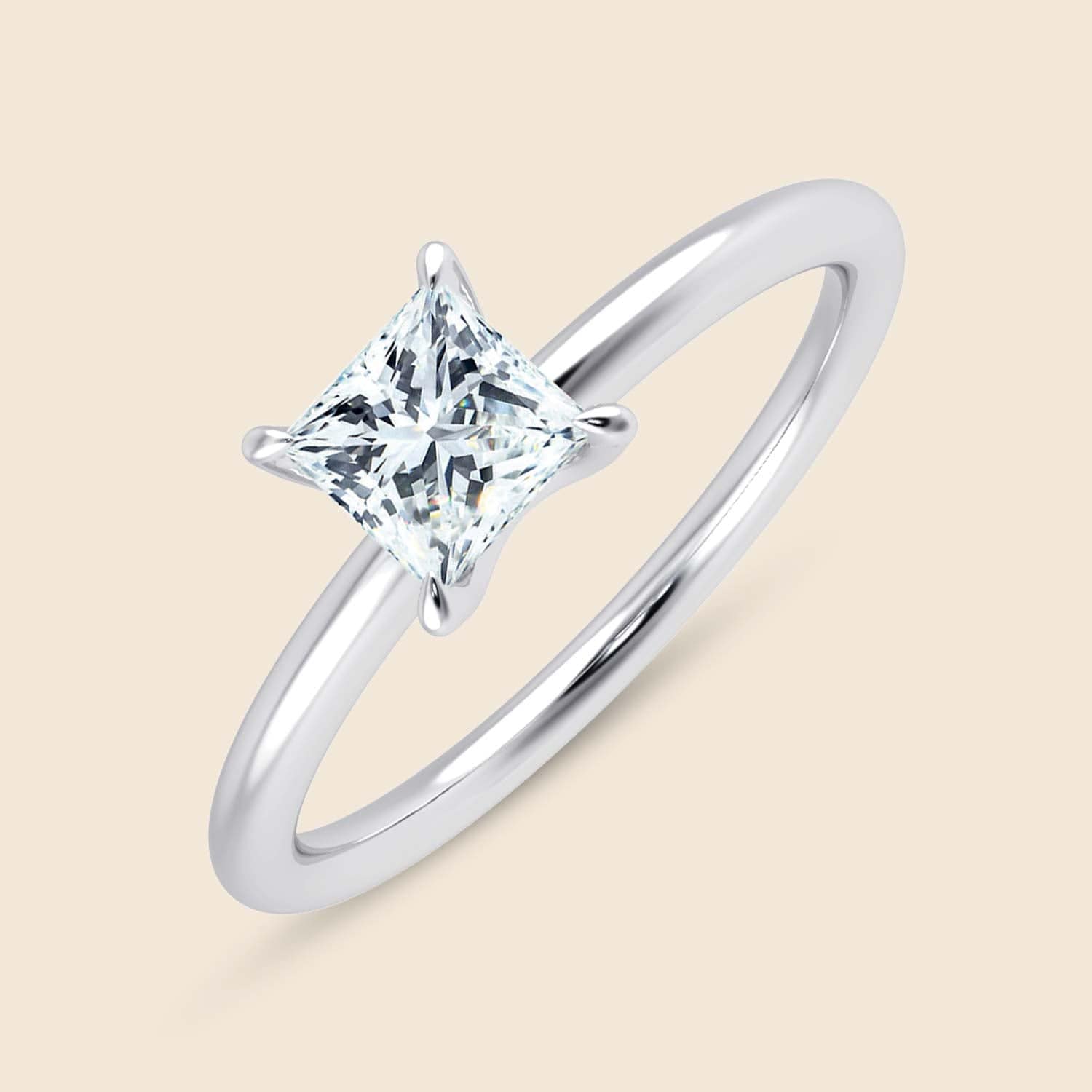 Minimalitischer Ring mit natürlichem Diamanten im Prinzessinnen-Schliff