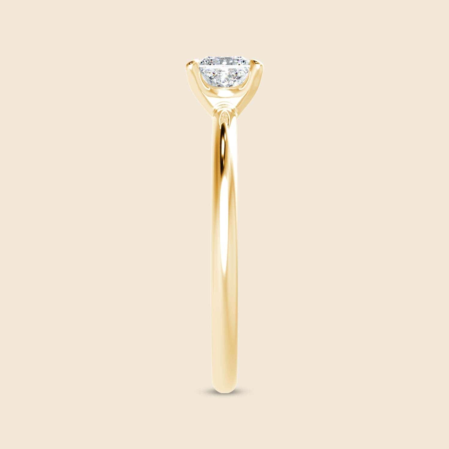 Eleganter Ring mit natürlichem Diamanten im Prinzessinnen-Schliff von der Seite