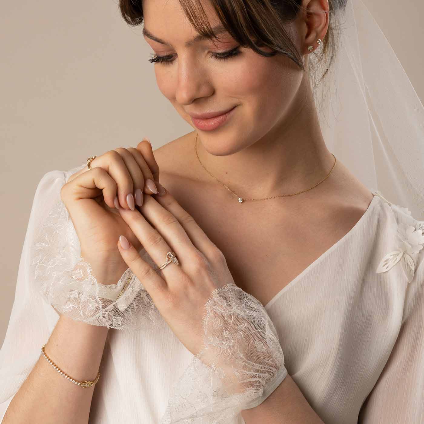 Birnenschliffdesignter Ring mit zwei zentralen Diamanten