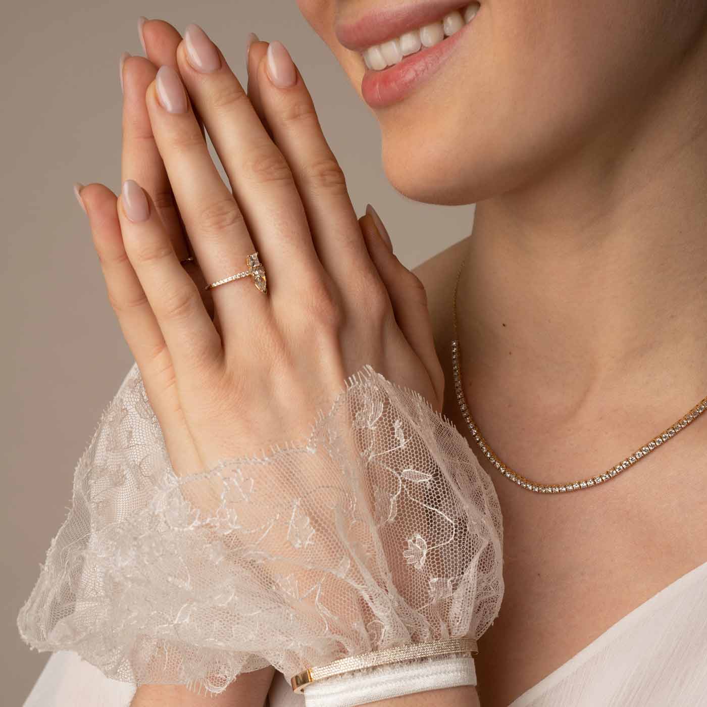 Birnenschliff Ring mit zwei zentralen Diamanten in 14k Gold