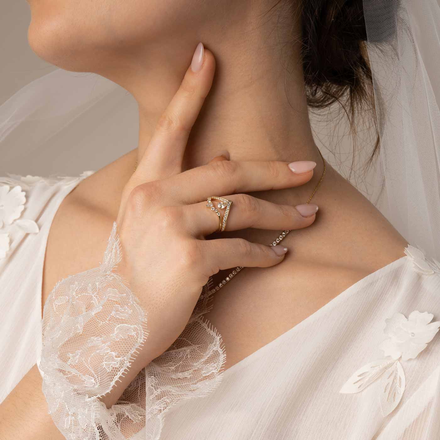 Toi et Moi V Band in 14k Gold vom Model getragen