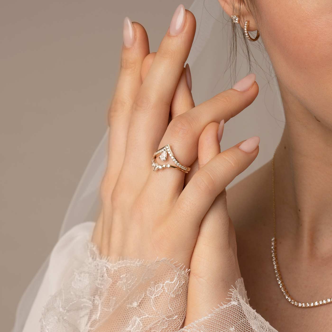 chevronartige V-Band-Silhouette mit einem birnenförmigen Diamanten vom Model getragen