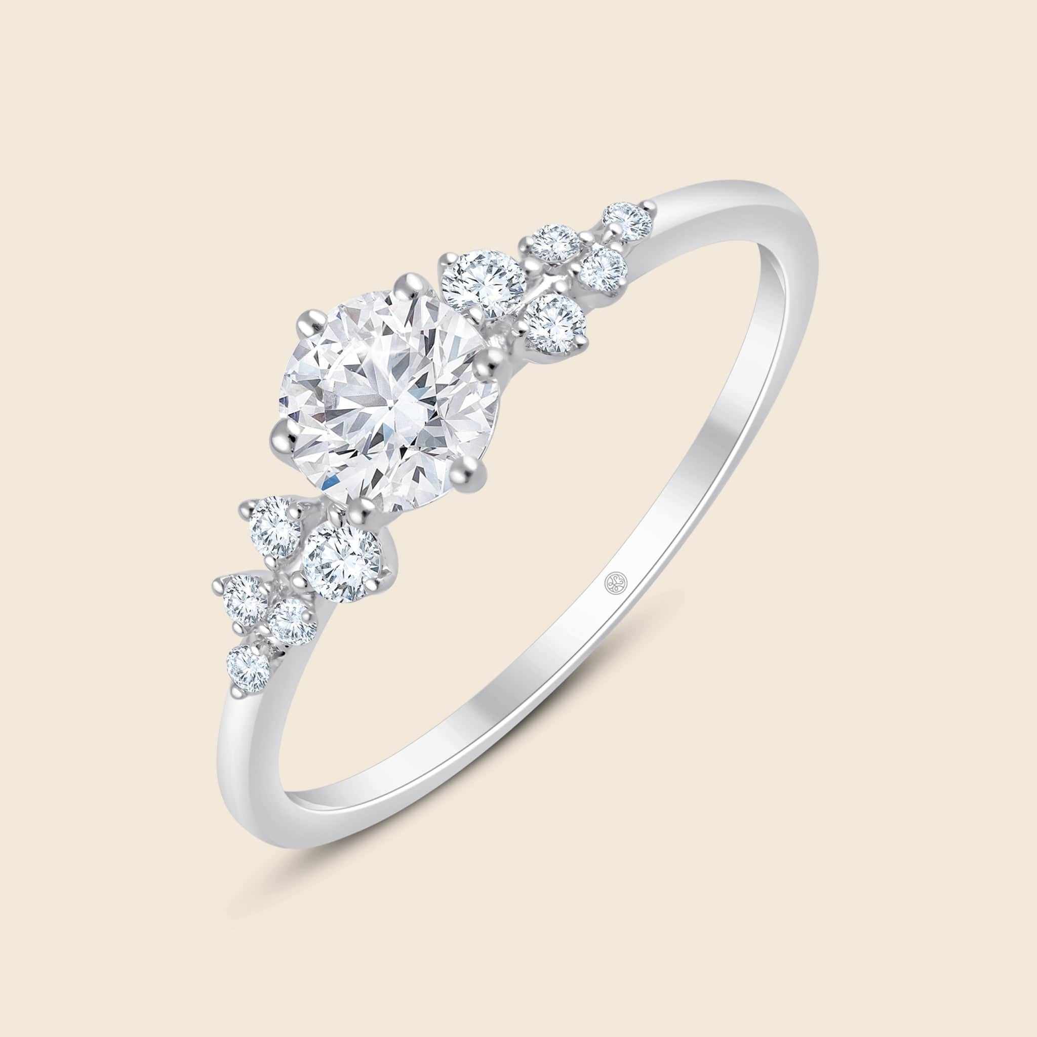 Wüstenstaubkörnern inspirierter Ring mit kleineren Diamanten in 14k Weißgold