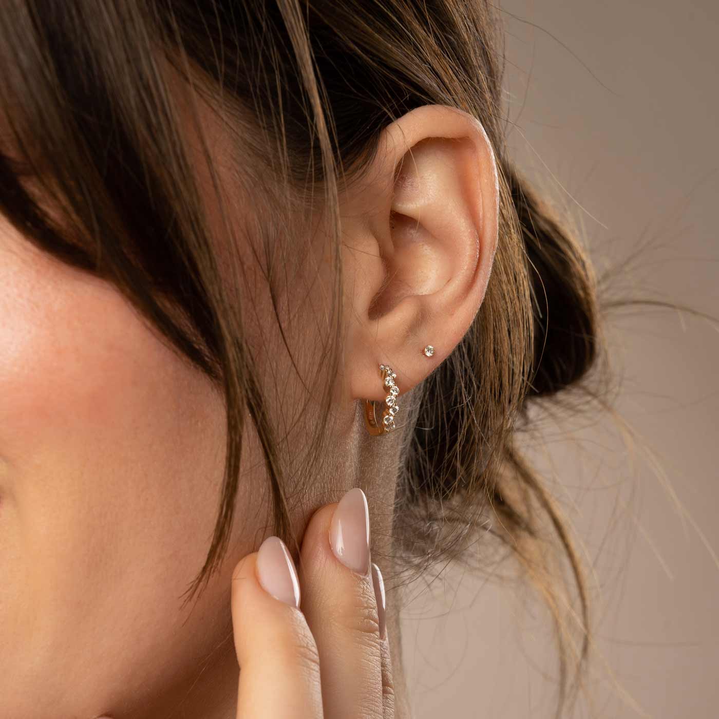 Stardust Hoops in Gelbgold am Model