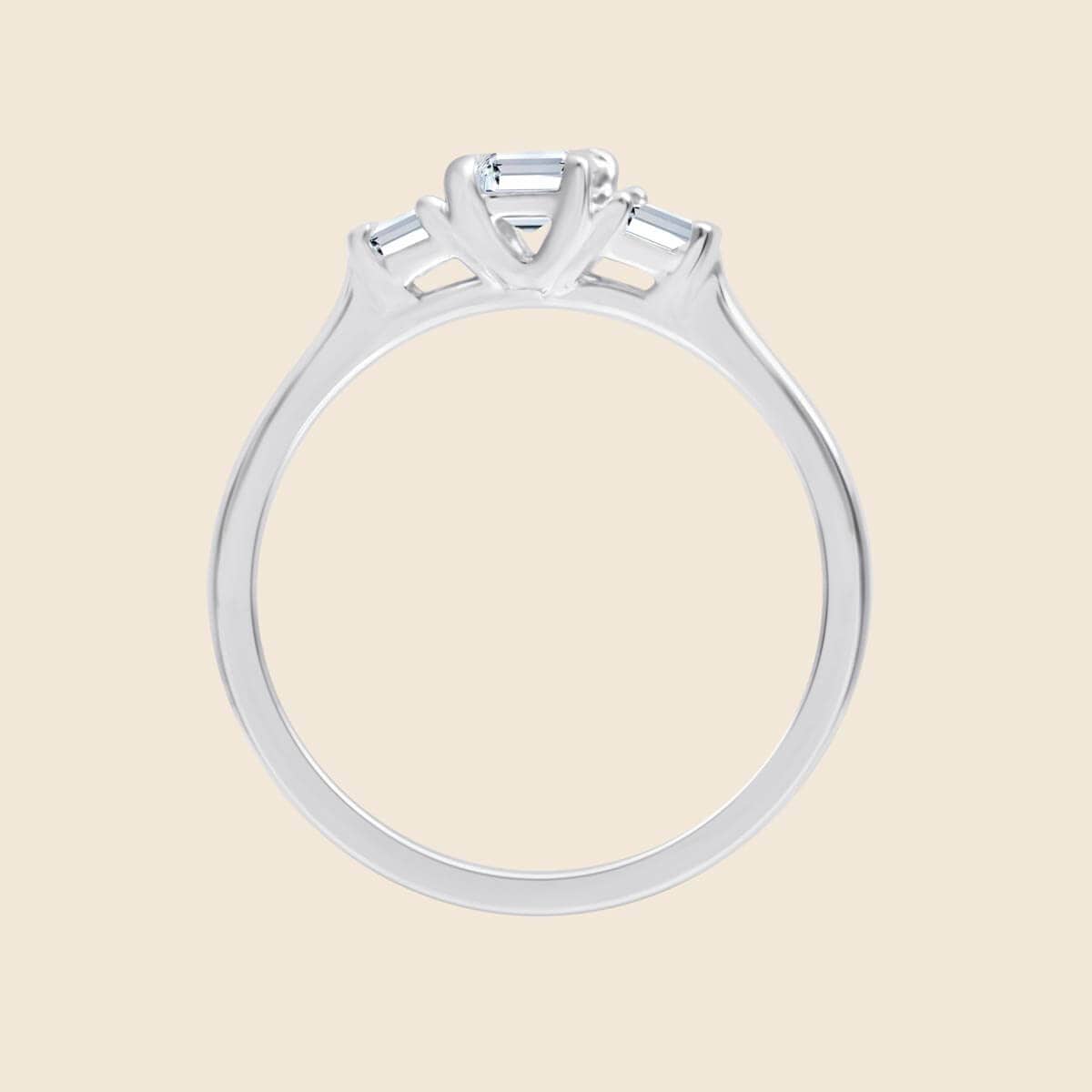 Seitliche Ansicht eines Dreisteinringes