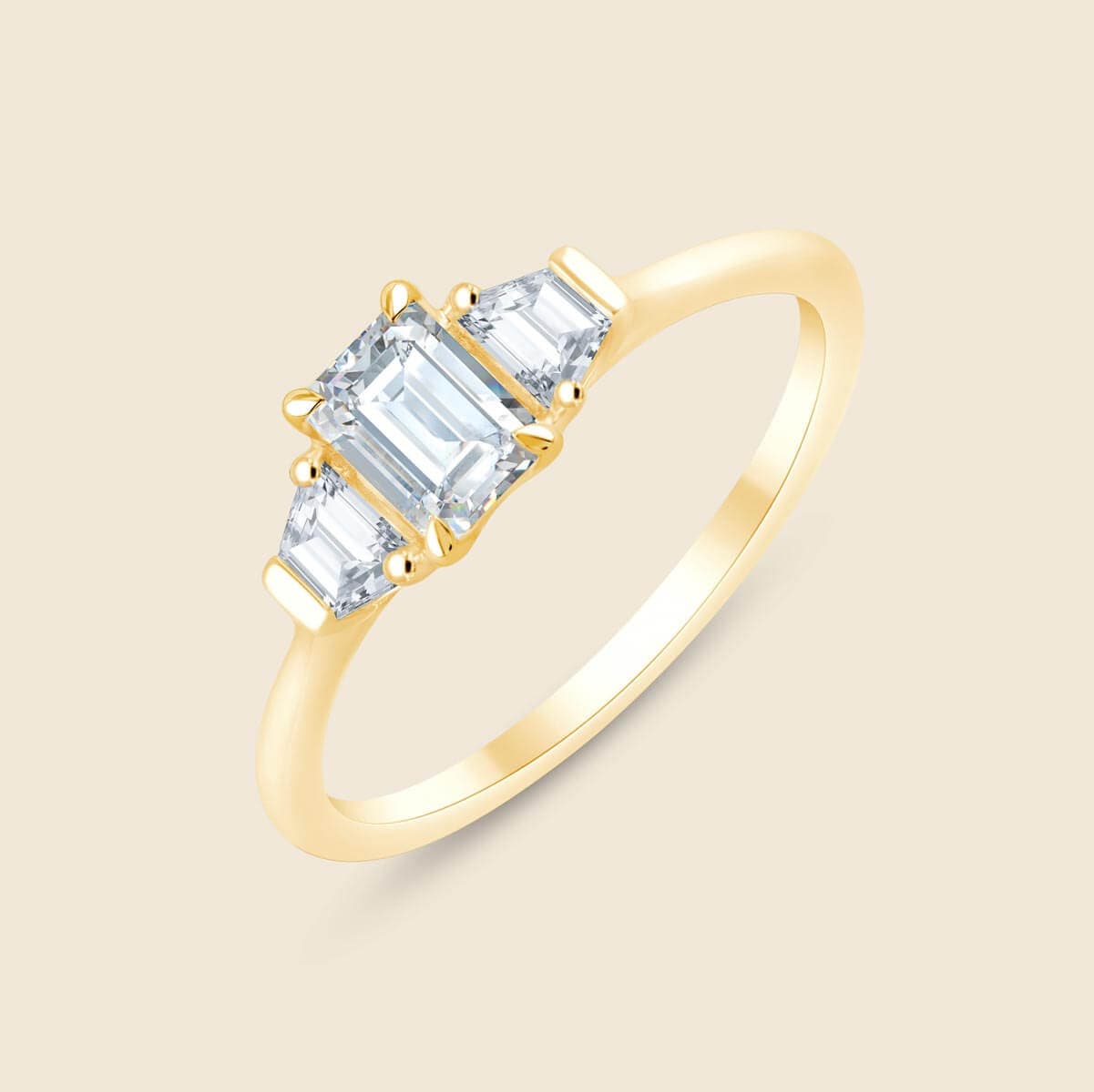 Emerald Verlobungsring in Gelbgold mit Seitensteinen