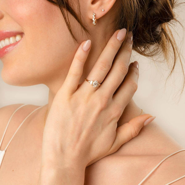 Model trägt 1ct Verlobungsring mit Labor kultivierten Diamanten