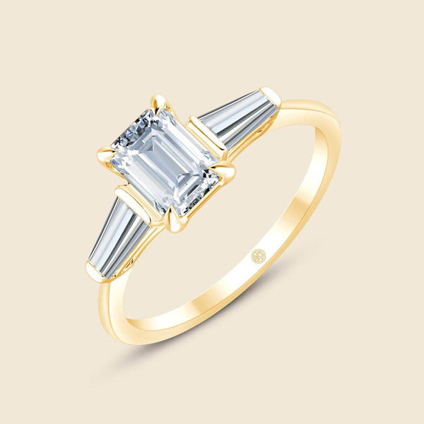 Emerald-Diamant neben zwei seitlichen Trapez-Steinen