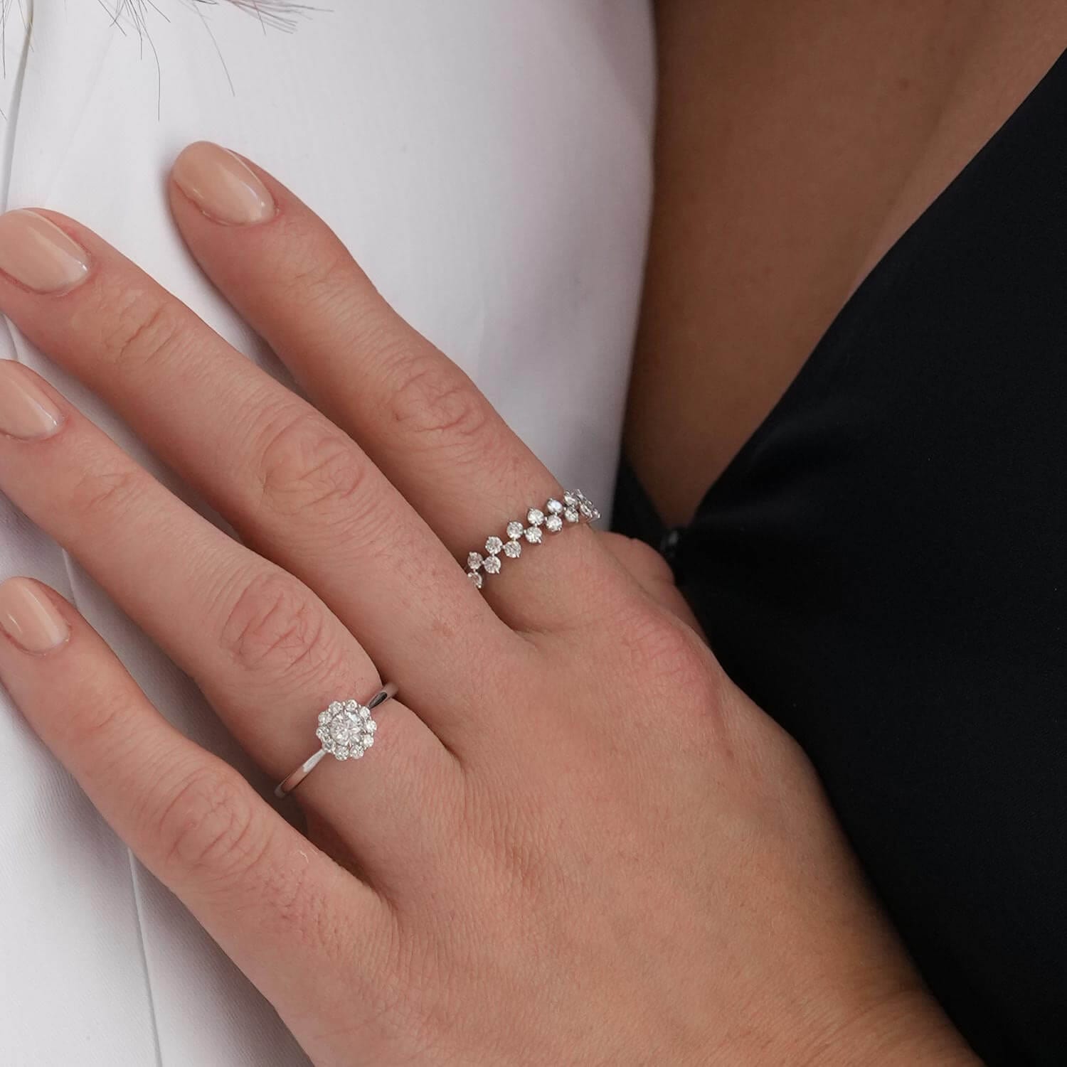 Eleganter Ring mit 15 Lab-Diamanten