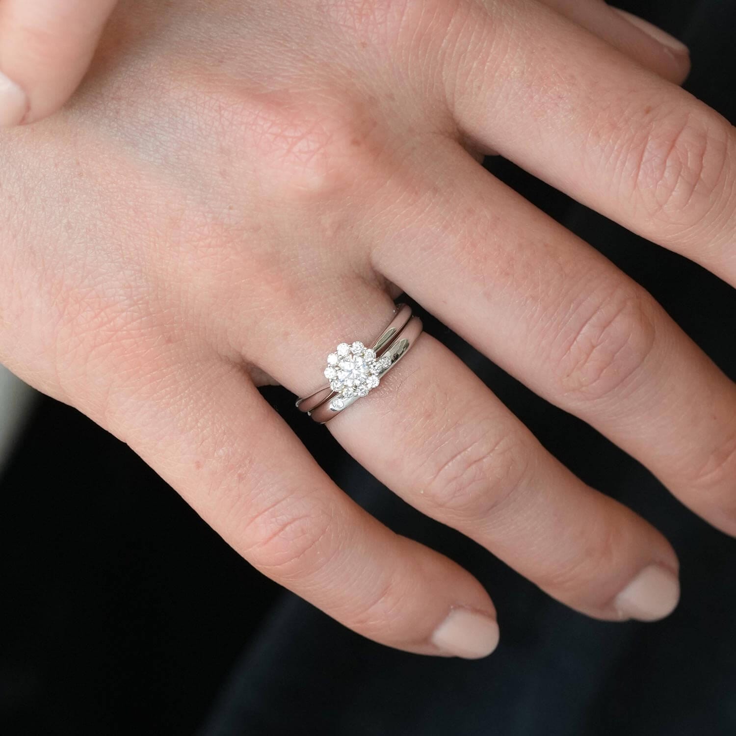 Halo blumenartiger Ring mit Diamanten