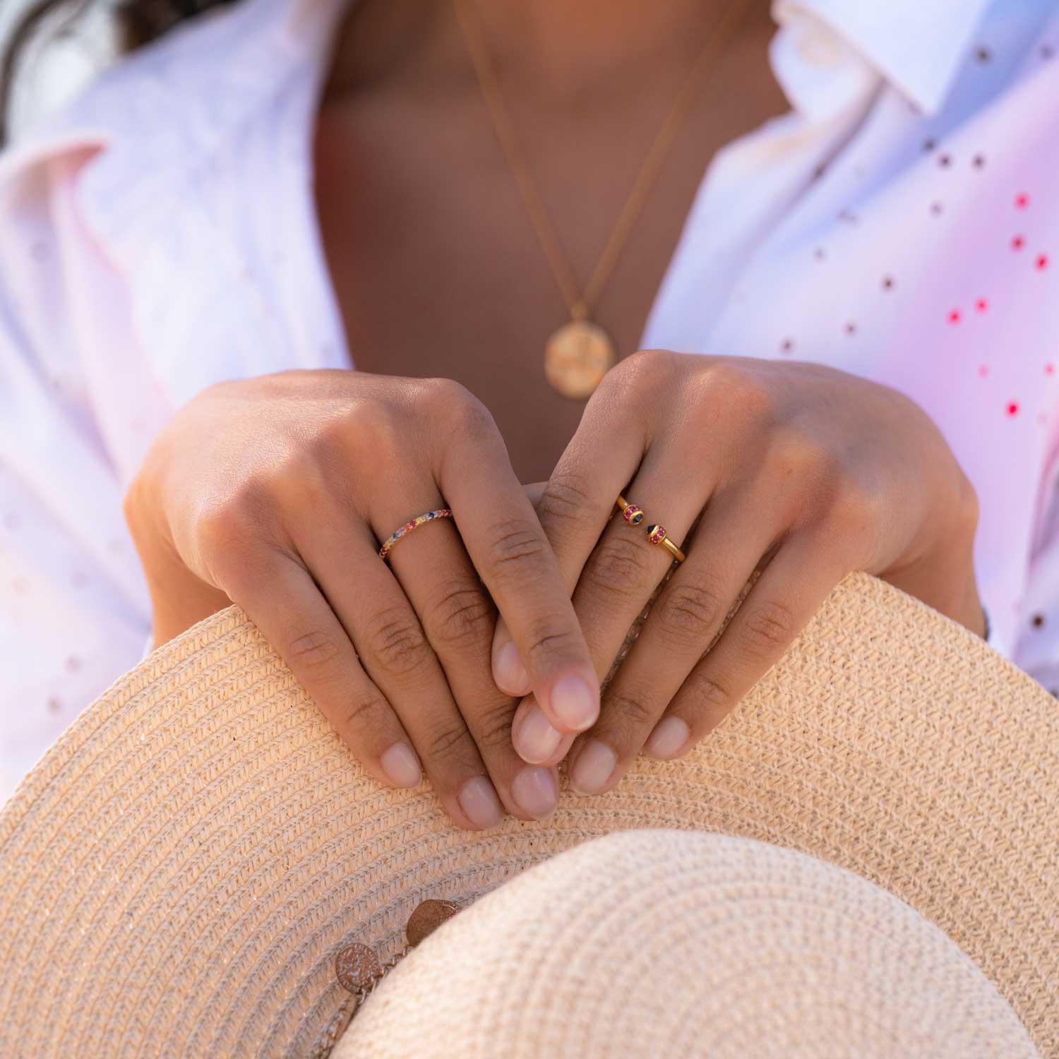 Rainbow Ring am Model getragen