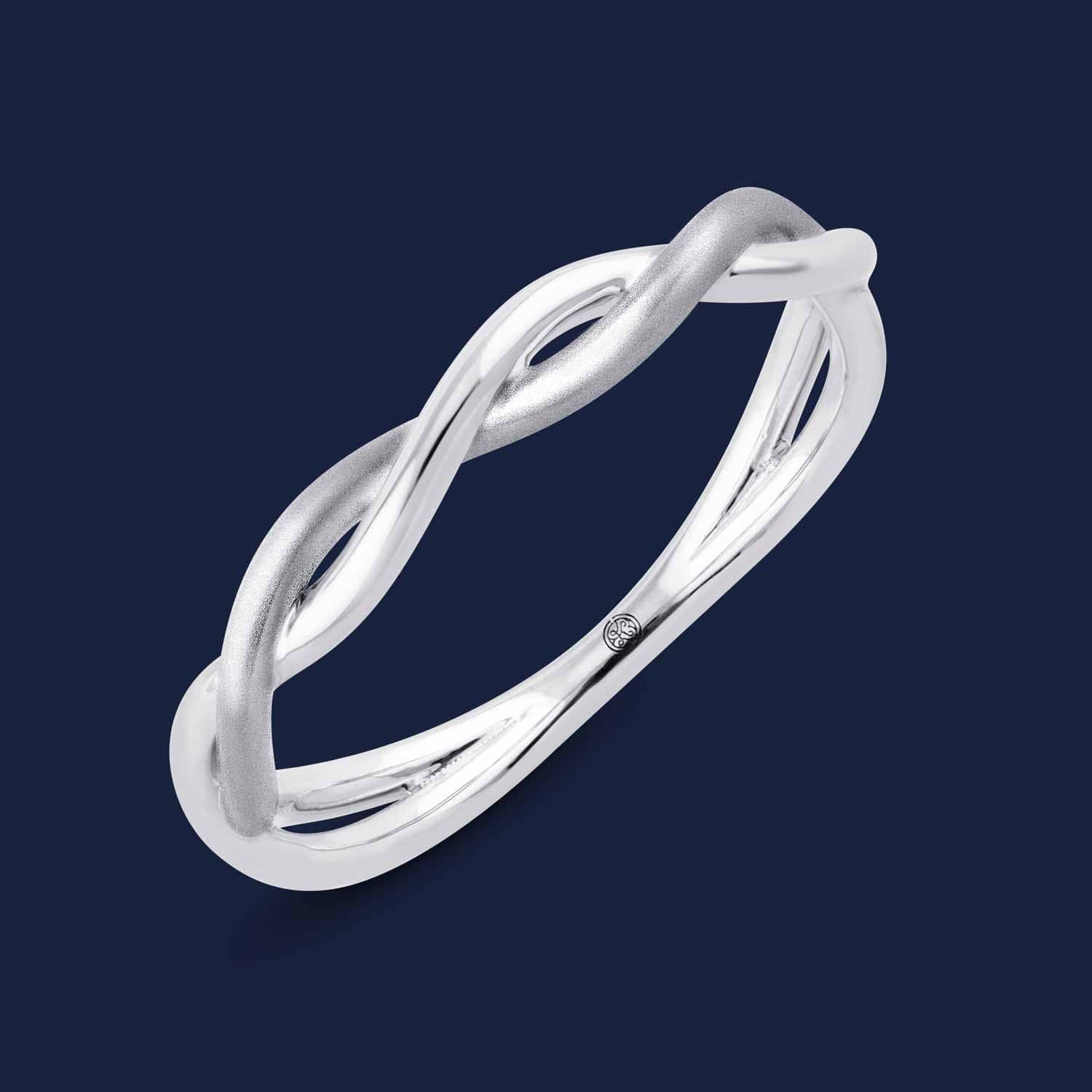 Eleganter Ring in Weißgold mit geflochtenem Muster