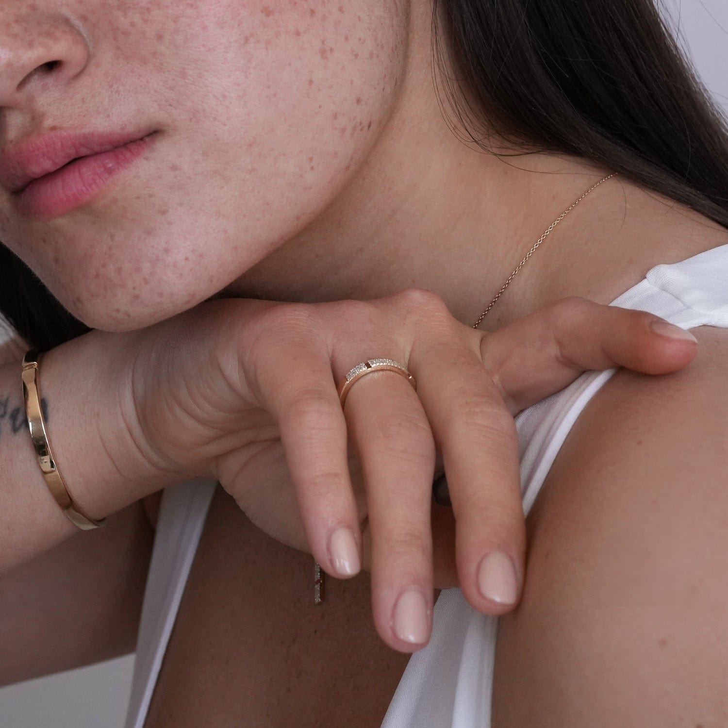 Eleganter Ring in Gelbgold mit Diamanten verziert am Model