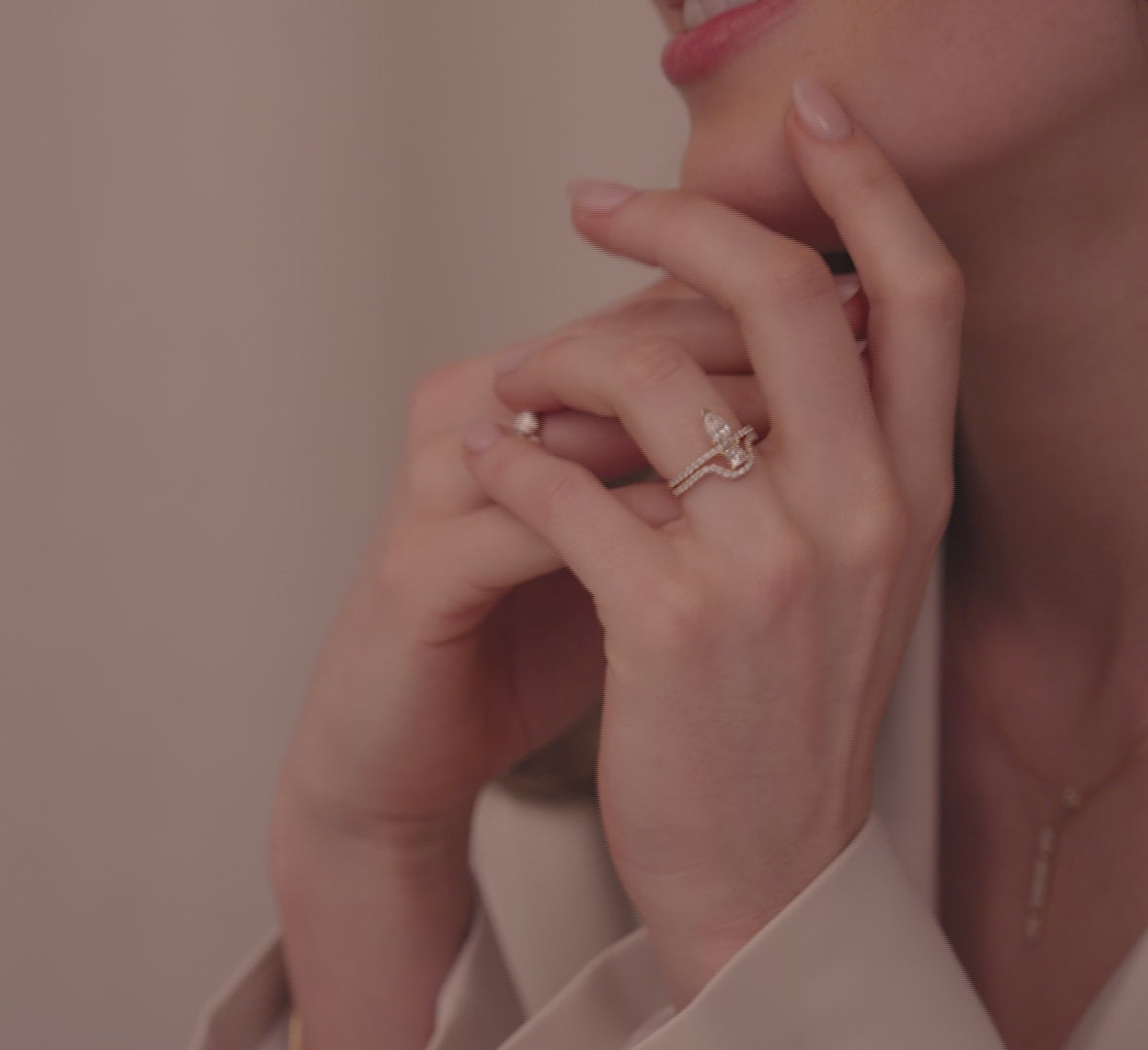 Toi et Moi Pear Ring am Model getragen