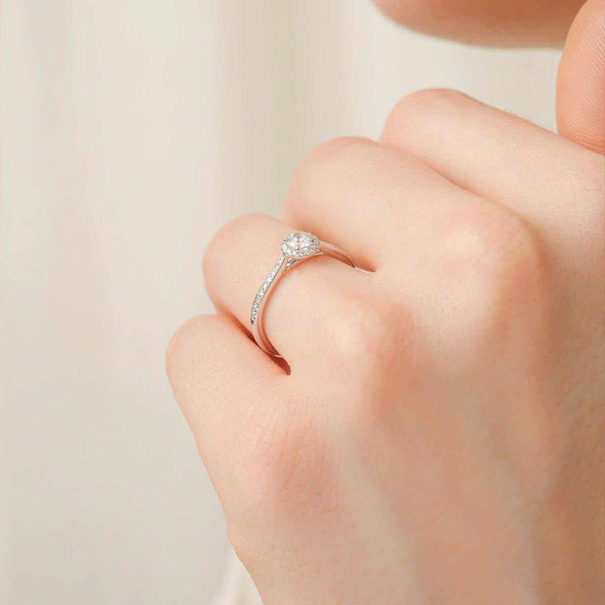 Runder Diamantenring am Model getragen