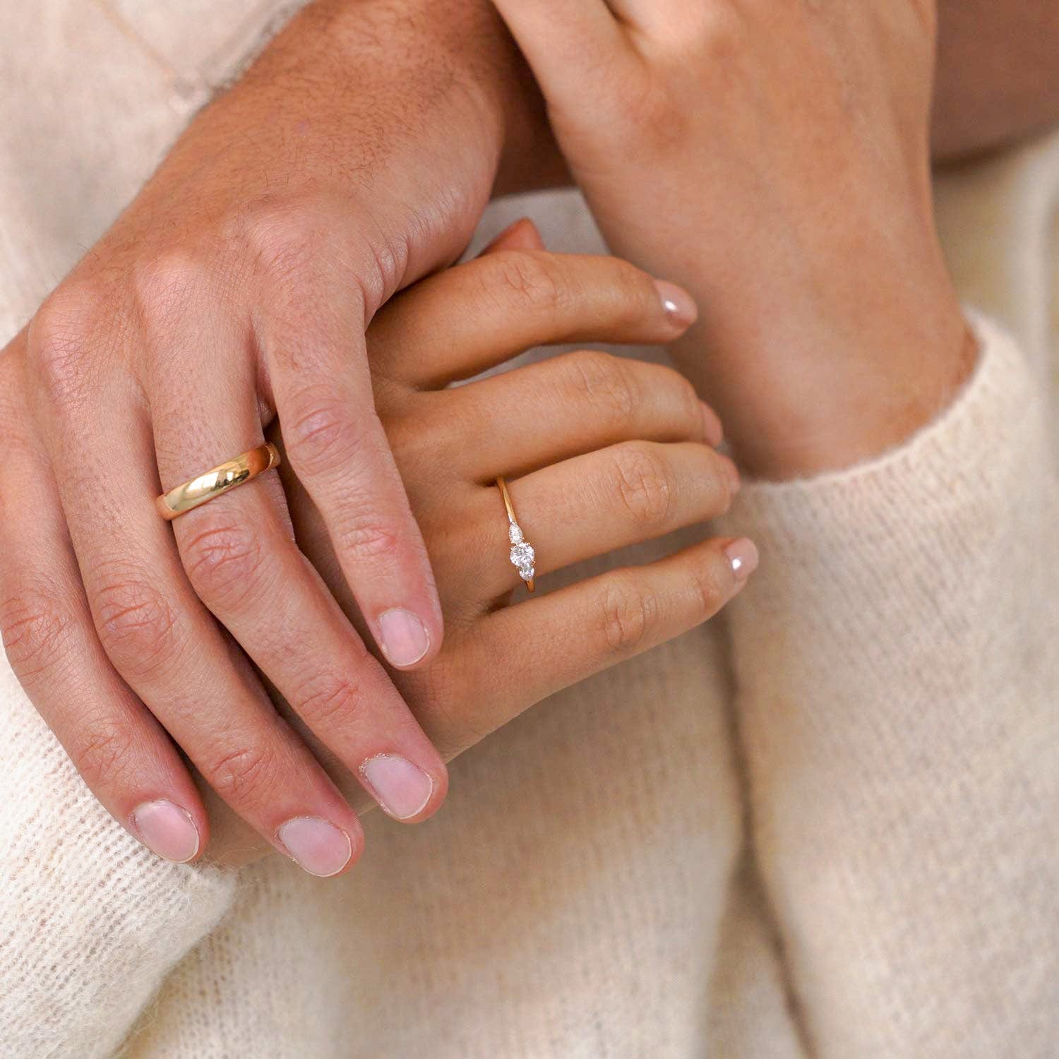 Edler Verlobungsring mit 3 Diamanten am Model