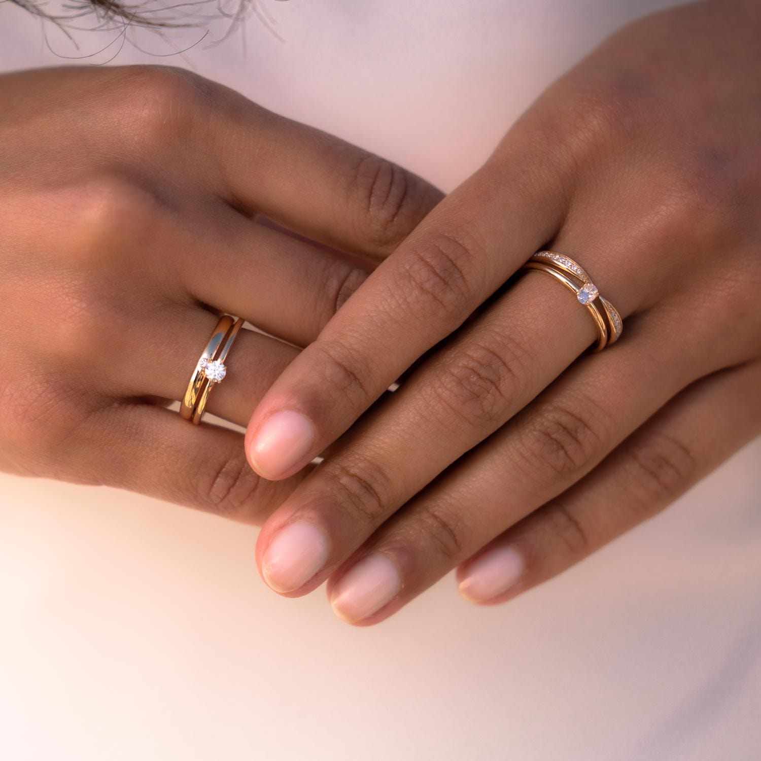 Schlichter Ehering in Gelbgold mit natürlichem Diamanten