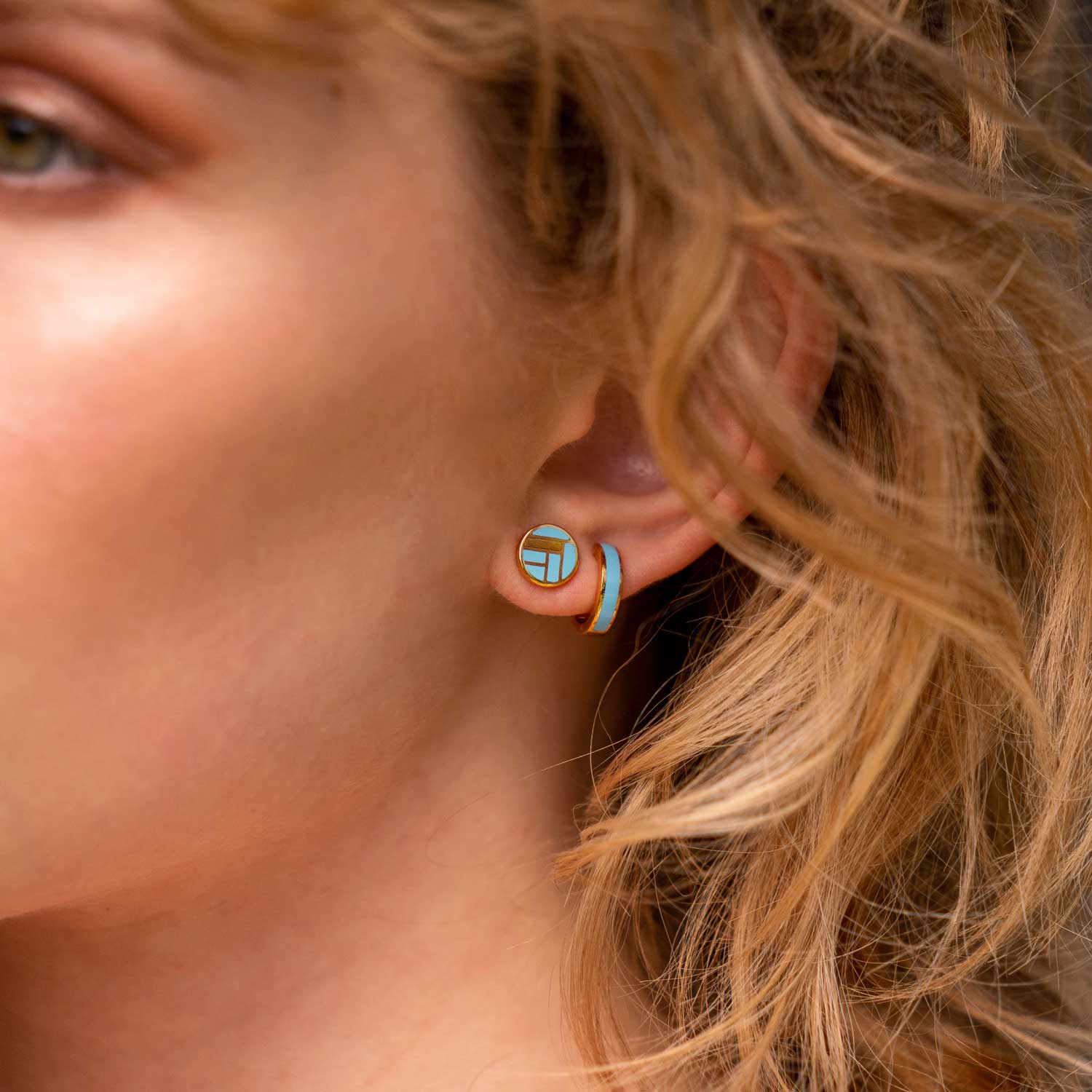 Model trägt Keramik Ohrstecker mit Blauem Muster in Nahaufnahme vom Ohr