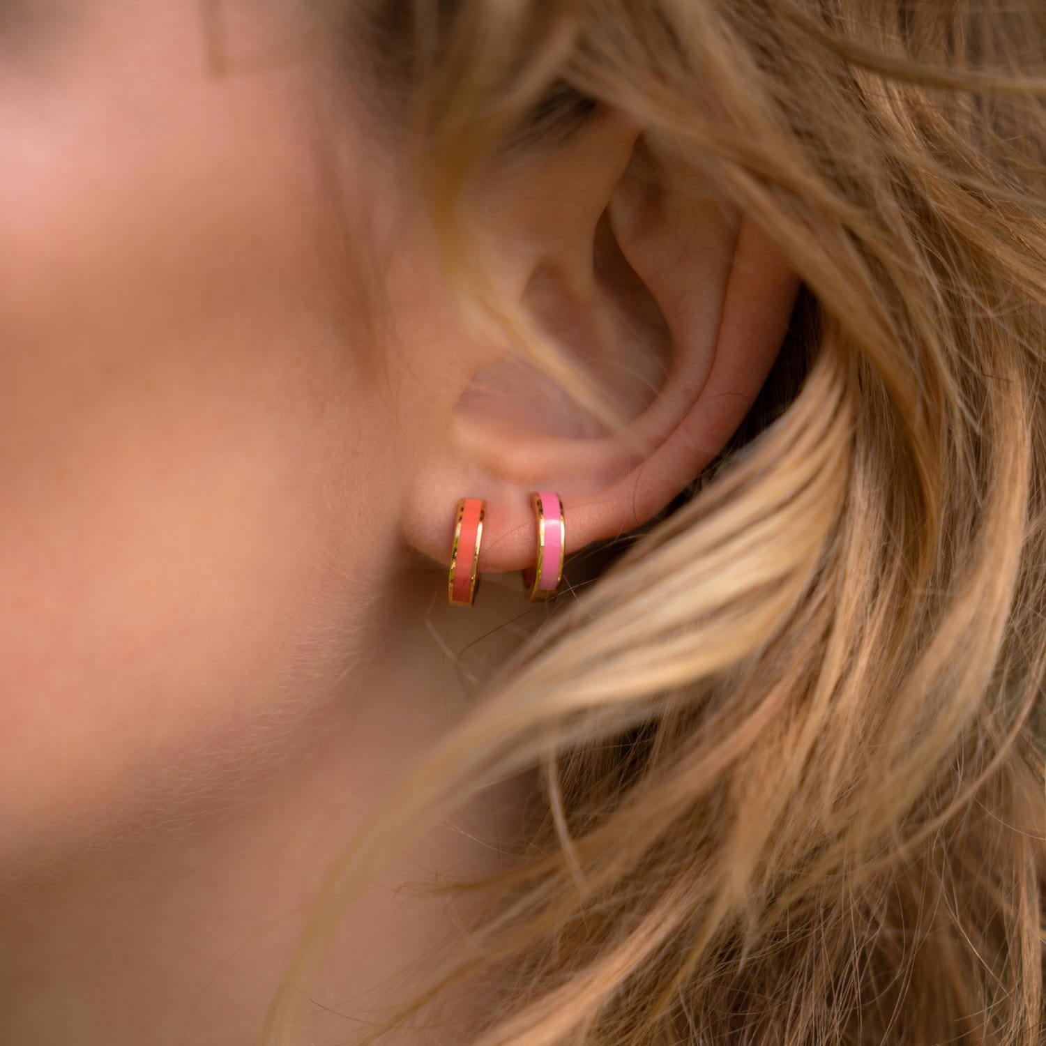 Model trägt farbenfrohe Kreolen am Ohr in Nahaufnahme