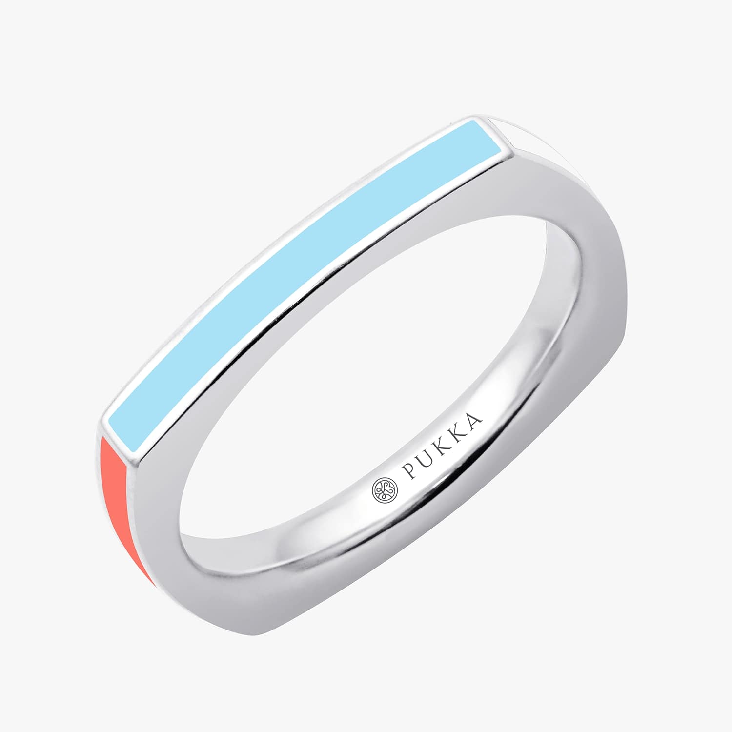 Silberner quadratischen Ring in einem Hellblauen Ton