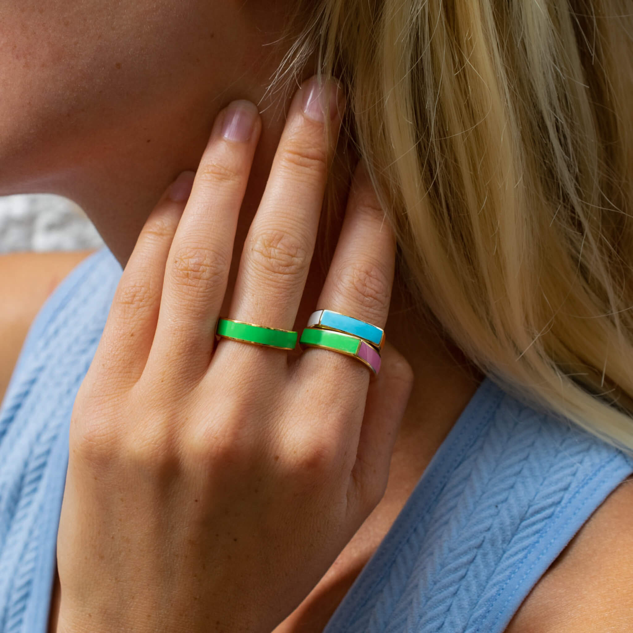 Model trägt personalisierten Ring in farbenfrohen Farben