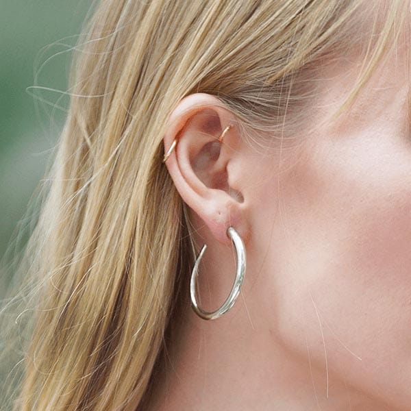 Model trägt Kreolen in Sterling Silber, Nahaufnahme