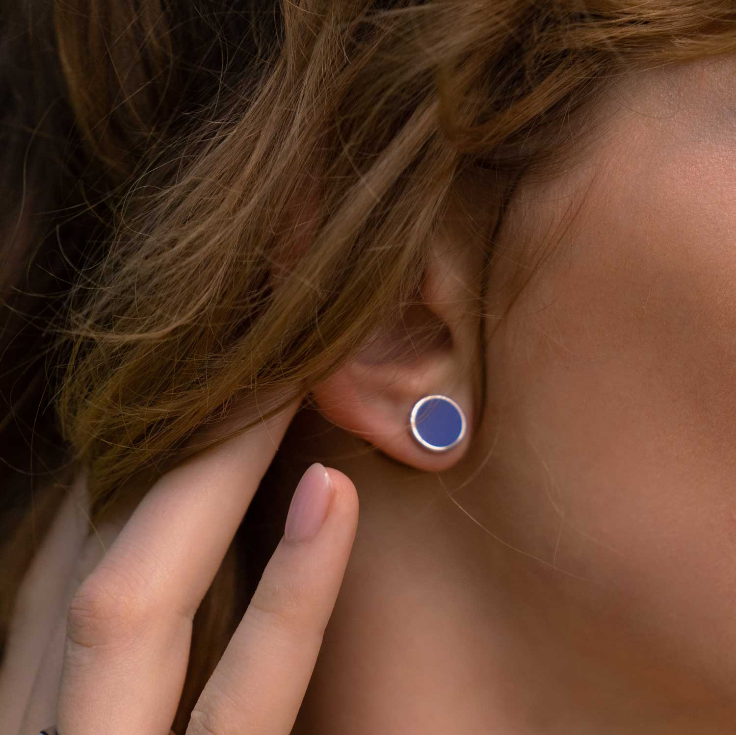 Model trägt silbernen Disc Pendant Ohrring in Blau