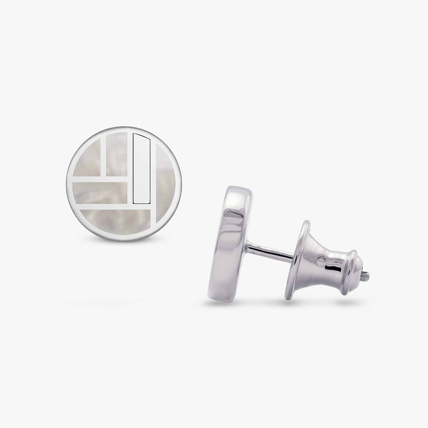 Runder Ohrstecker mit Silberner Fassung und Silbernem Muster