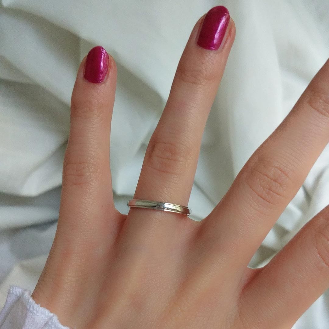 Dezenter Ring am Model