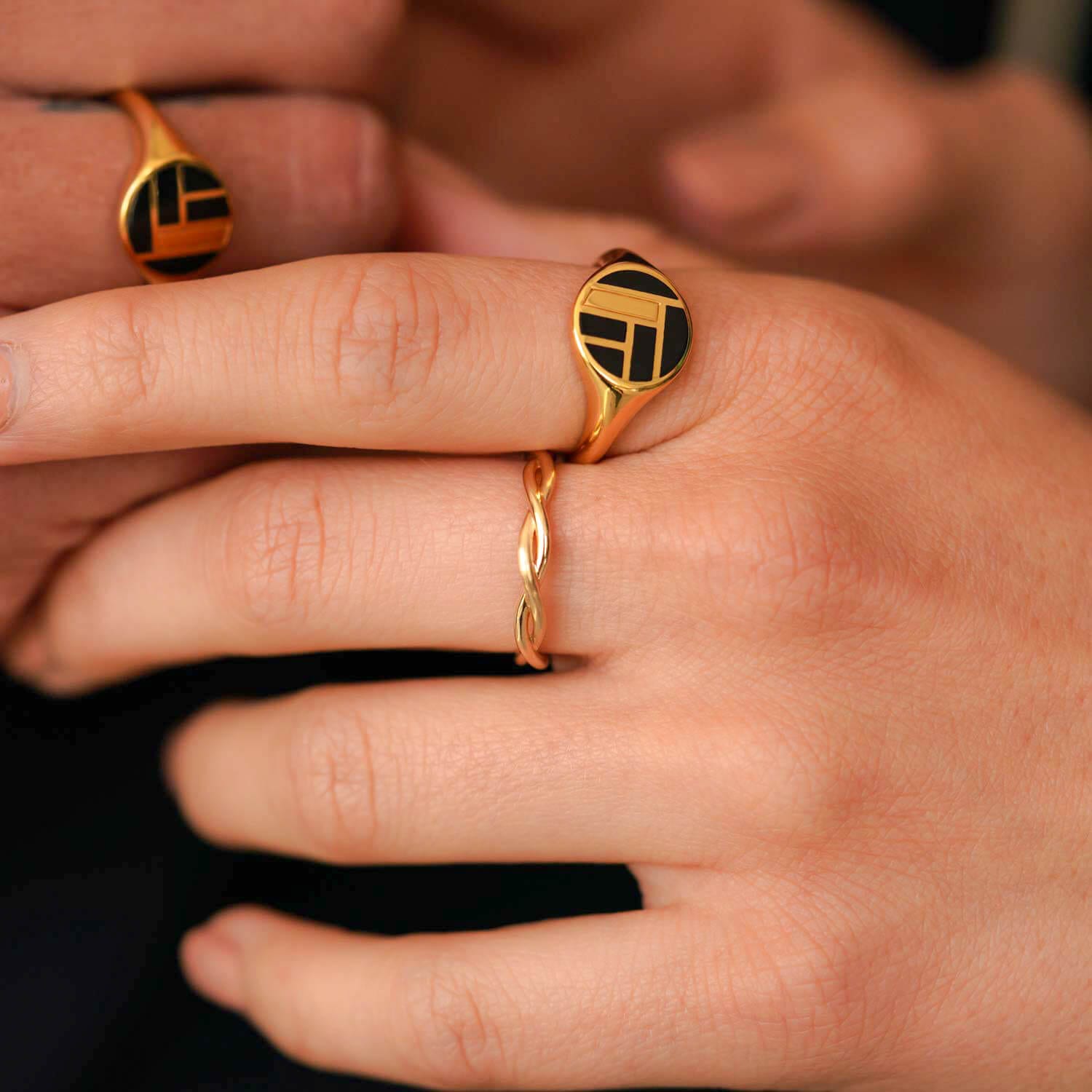 Schlichter Ring in Gelbgold mit geflochtenem Muster