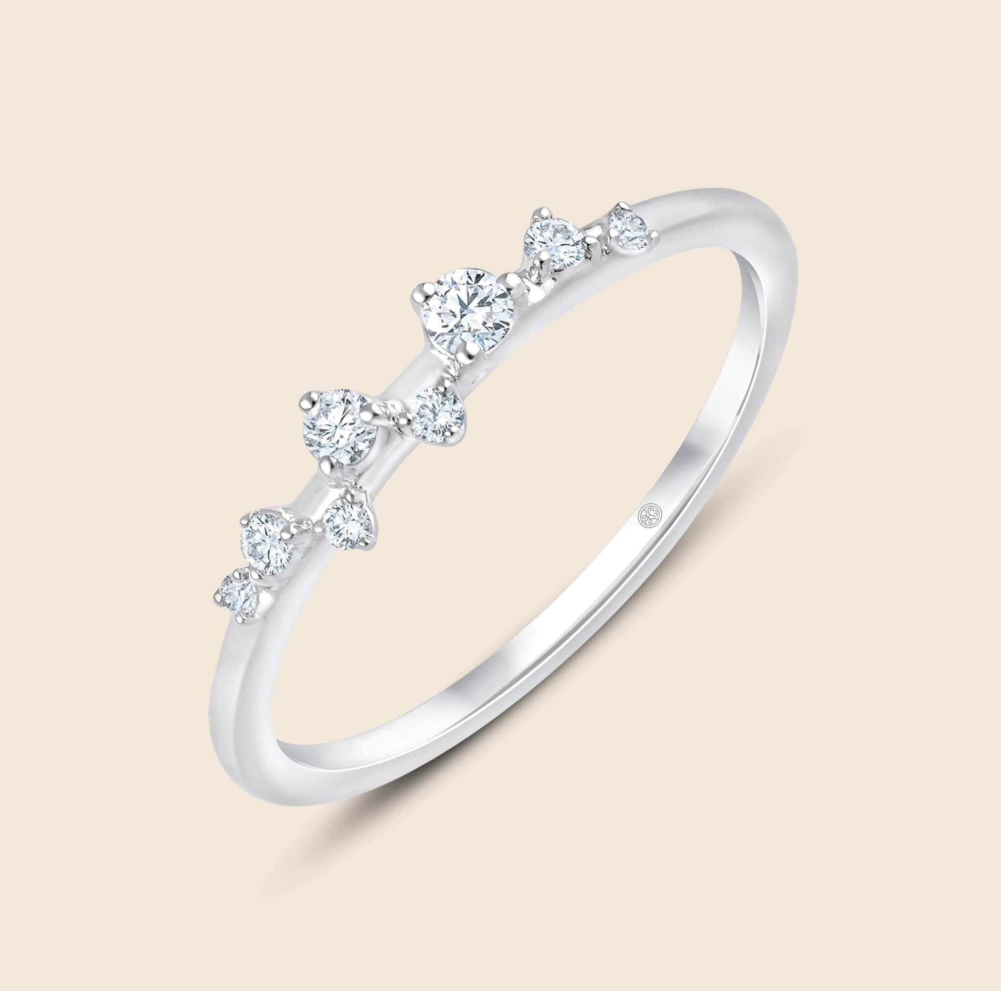 Stardust Ring mit kleinen Diamanten in 14k Weißgold