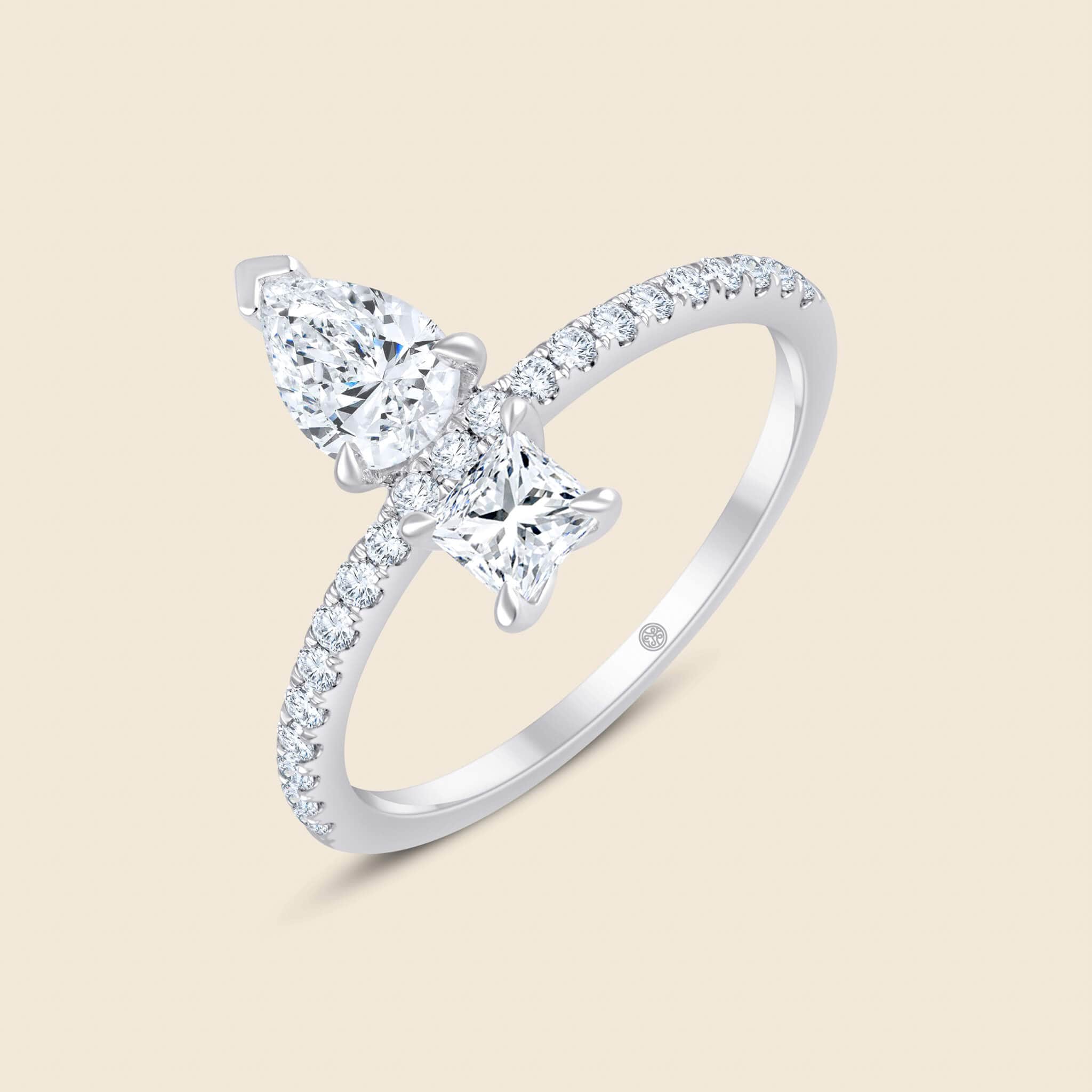Toi et Moi Pear Ring im Birnenschliffdesign und zwei zentralen Diamanten