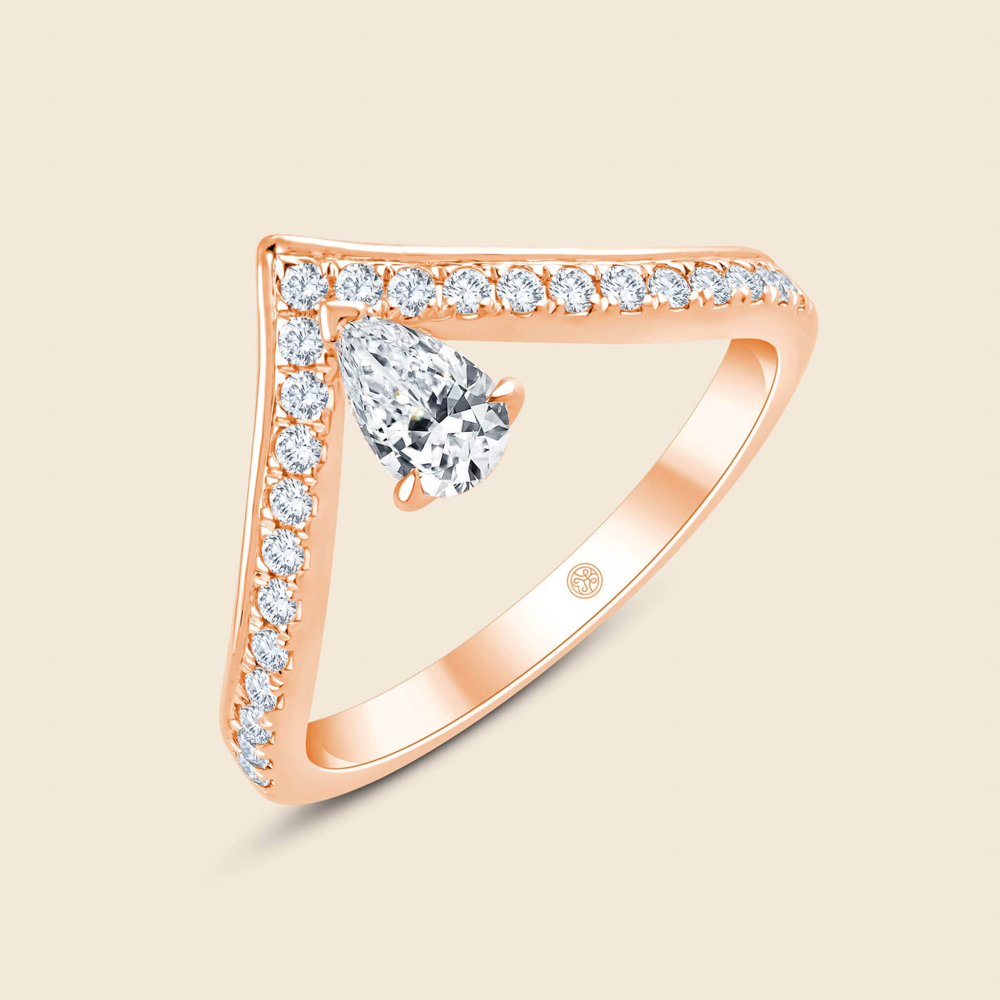 chevronartige V-Band-Silhouette mit einem birnenförmigen Diamanten in 14k Rosegold