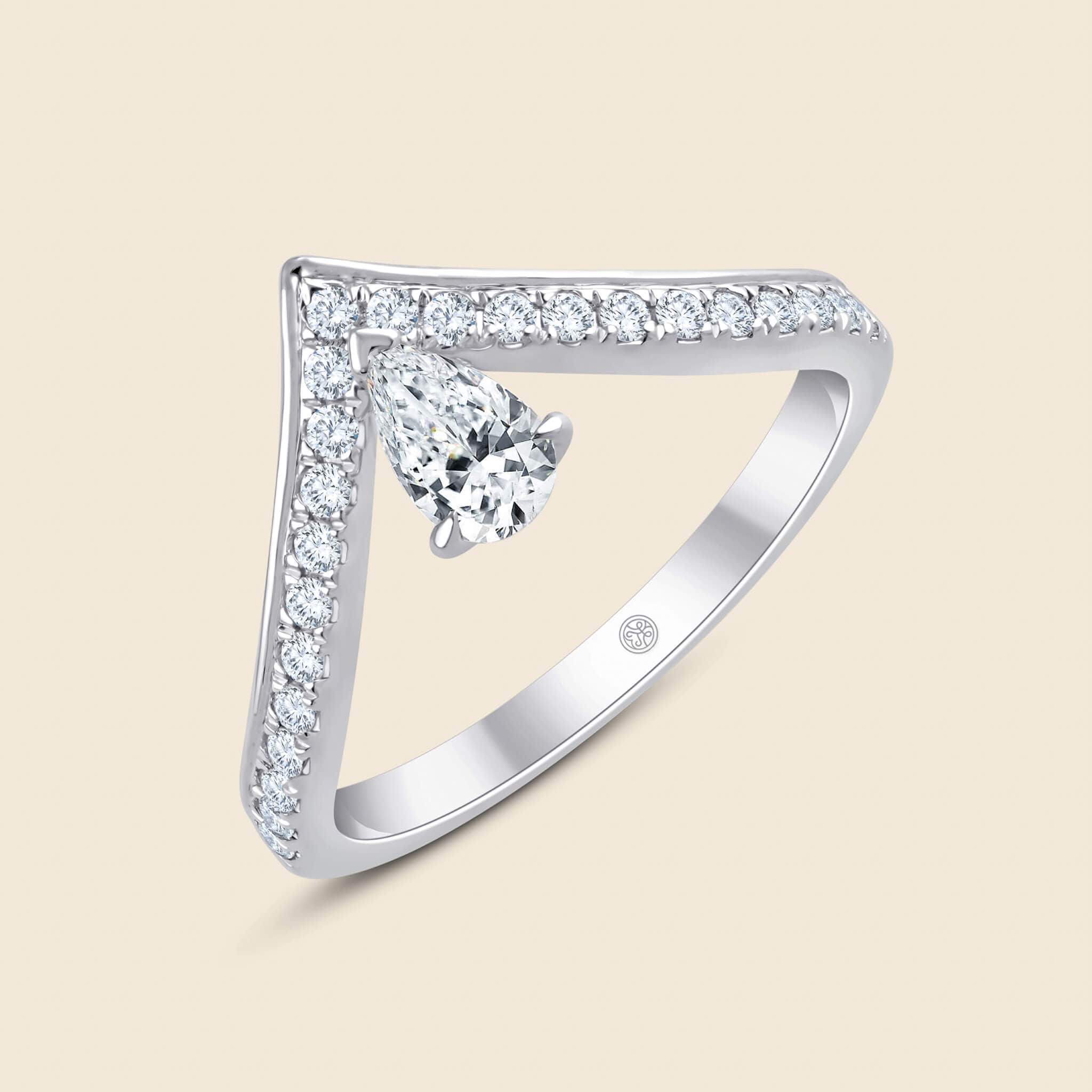 chevronartige V-Band-Silhouette mit einem birnenförmigen Diamanten in 14k Weißgold