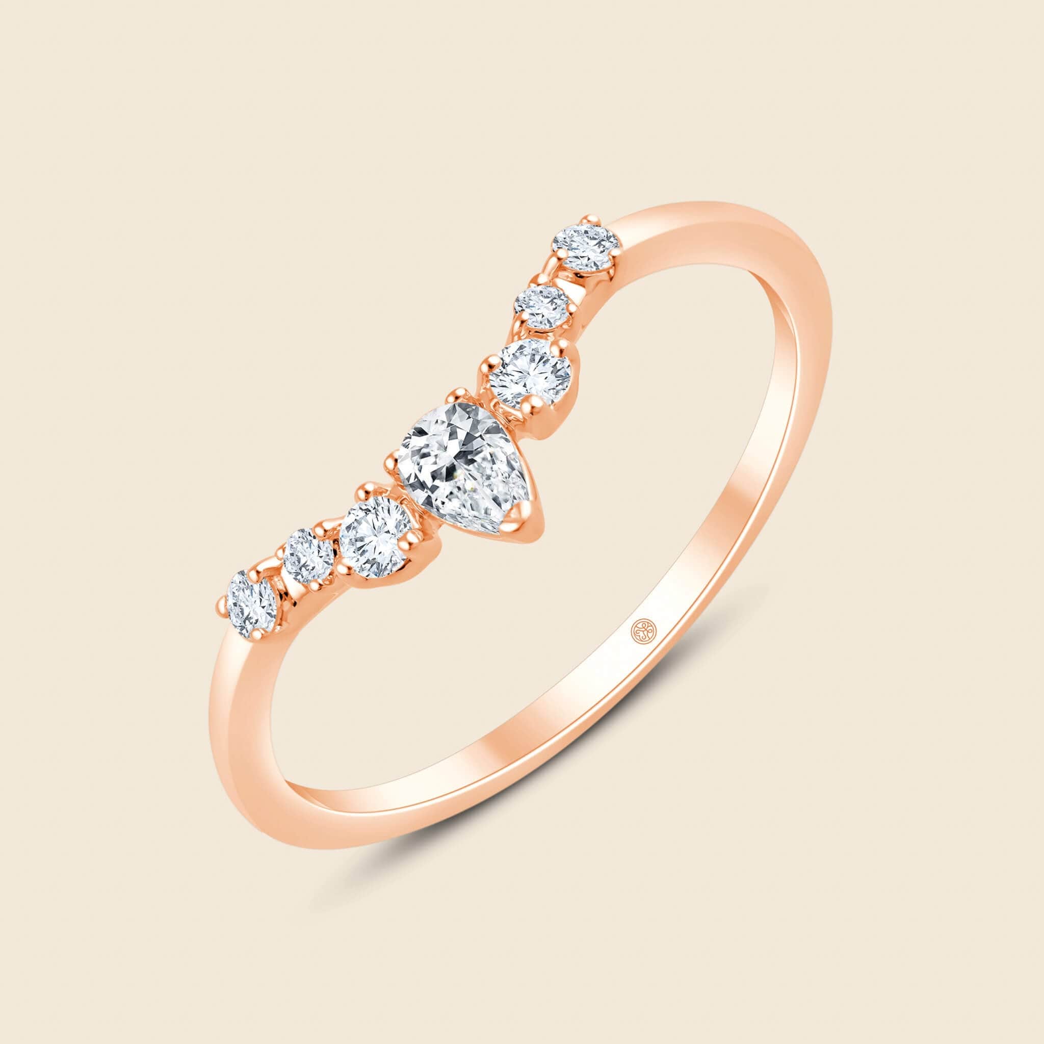 kantig chevronartige Ringsilhouette mit einem birnenförmigen Diamanten