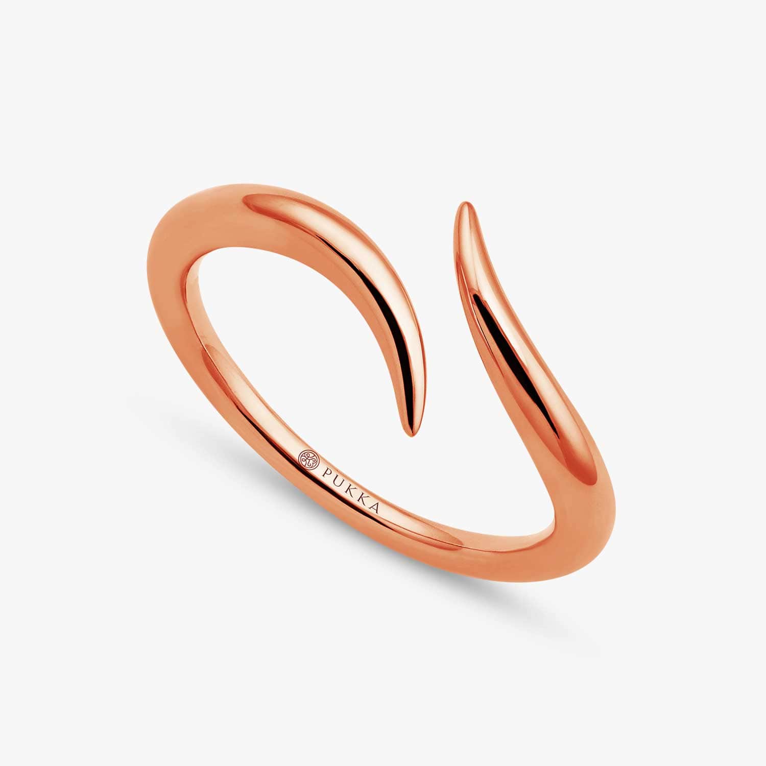 Ring in Rose dessen Enden spitz aneinander verlaufen