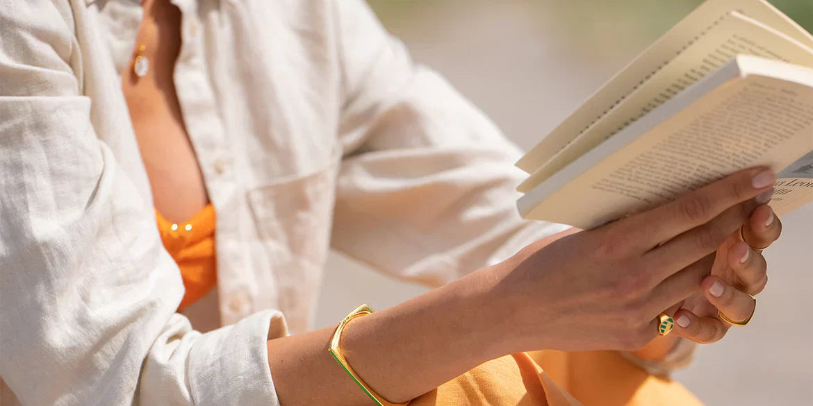 Model trägt minimalistisches Schmuckset mit Diamanten